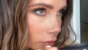 Ako docieliť, aby ste mali väčšie oči a jasnejší pohľad? Vyskúšajte beauty trik Victorie Beckham