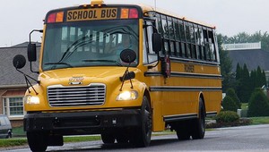 Škole chýbali žiaci. Do prváckych lavíc berú negramotných dôchodcov, plnia im sny