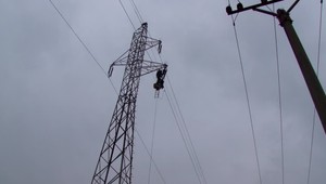 Viac ako 20 metrová výška a vysoké napätie. Rekonštrukcia stožiarov nie je ľahká práca