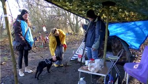 Skončili po rodinných tragédiách na ulici. Voda z Váhu im zničila provizórne bývanie