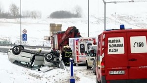 Kašovitý sneh spôsobil vodičom problémy. Štyria Maďari skončili mimo cesty