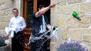 Otvorte šampus štýlovo: Šabľou, nožom alebo tanierom!