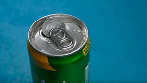 Aj takto čudne sa dá otvoriť plechovku s občerstvením