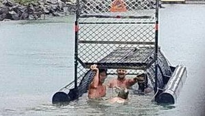 FOTO: Vplávali do klietky pre krokodílov, v ktorej bola návnada. Riskovali životy