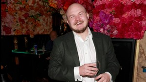 Nenechal sa zlomiť traumou zo samovraždy mamy, ani skonu otca! Bartošovej syn spravil zásadný krok!