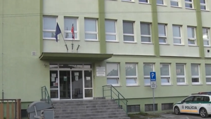 Rodinná dráma: Muž naháňal svoju ženu a dieťa s nožom v ruke. Schovali sa na polícii