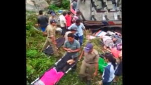 Preplnený autobus sa zrútil do rokliny, zomrelo najmenej 48 ľudí