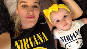 Matka sa oblieka rovnako ako jej bábätko a ženy jej odkazujú: Na tieto šaty si už príliš stará!