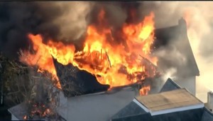 Rukojemnícka dráma na predmestí: Po streľbe nasledoval požiar