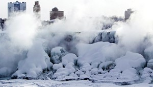 Kruté mrazy v USA. Niagarské vodopády zamrzli