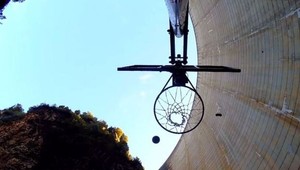 Kúzelníci z Austrálie. Loptu trafili do koša z výšky 125,6 metra!