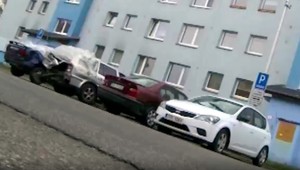 VIDEO: Neznámy vodič zdevastoval šesť odparkovaných áut