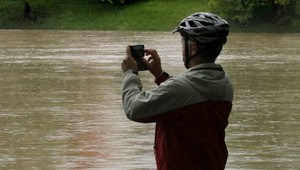 Záchranná akcia v Česku. Prúd vody strhol cyklistu