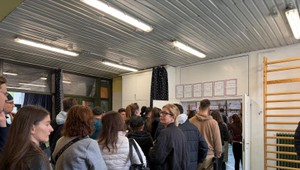 ONLINE: Viac ako polovica oprávnených voličov už odvolila