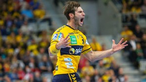 Unikátny gól v hádzanej! Lopta obišla brankára ako biliardová guľa!