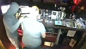 Maskovaný muž so zbraňou prepadol herňu. Polícia po ňom pátra