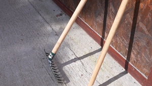 Spor prerástol do násilností. Napadnutý hasič muža ohrozoval hrabľami