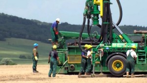 Prieskumné vrty na východe neporušujú zákon, vláda sa občanov nezastane