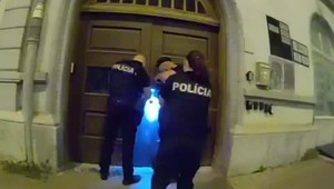 VIDEO: Muž držal ženu v byte proti jej vôli, zúfalo kričala o pomoc