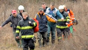 Mladého muža zavalil v hore strom, je v nemocnici v kritickom stave