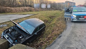 Bez vodičáku a pod vplyvom. 17-ročný vodič havaroval v Senci