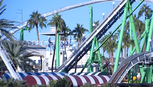 Dychberúce zábery: Muž vyskočil z idúcej húsenkovej dráhy v poslednej chvíli