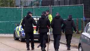 Polícia prepustila troch ľudí podozrivých z obchodovania s ľuďmi a 39-násobnej vraždy