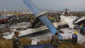 Príčin tragickej nehody lietadla môže byť viac