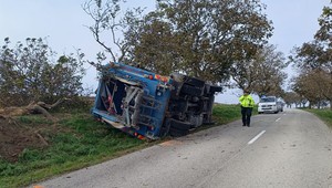 Nehoda smetiarskeho auta: Vodič skončil pod prevráteným vozidlom