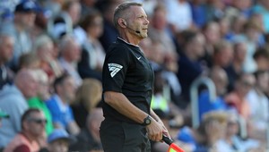 Zachránil ich amatér: Fanúšik Portsmouthu sa na druhý polčas stal náhradným rozhodcom