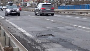 Výtlky komplikujú dopravu na moste v Šali. Kompletná oprava je v nedohľadne