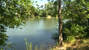 Dvojnásobná záchrana z jazera v Ivanke pri Dunaji. Žena skočila za mladíkom