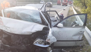 Nákladiak zdemoloval odstavené auto. Matka a syn prežili vďaka tejto šťastnej reakcii