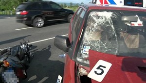 Vodiča oslepilo slnko, zrazil policajta na motorke