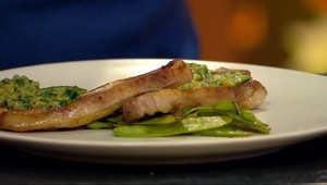 Jahňacina s medvedím cesnakom a hrachové lúsky