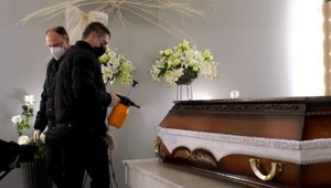 Pohrebné služby si pýtajú príplatok za nebohých infikovaných COVID-19. Suma sa pohybuje v stovkách až tisíckach