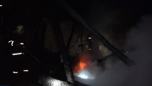 Šesťčlenná rodina prišla o strechu nad hlavou. V noci ich dom pohltili plamene