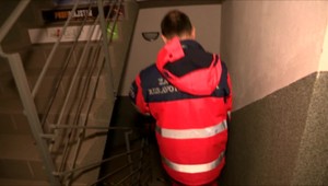 Záchranári pochybili, keď nechali kamaráta zosnulého vymieňať infúziu. Prípad môže skončiť pred súdom