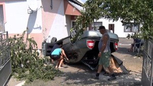 Hrozivá nehoda. Muž vletel so svojim autom do rodinného domu
