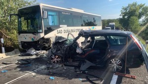 Auto zišlo do protismeru a zrazilo sa s autobusom. Vodiča zachraňoval vrtuľník