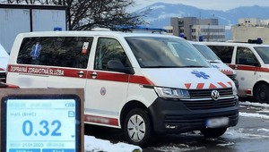 Vodič sanitky bol pod vplyvom alkoholu. Viezol ďalšie dve osoby