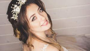 Ako ísť v svadobných šatách na toaletu? TRIK nevesty trhá rekordy na internete