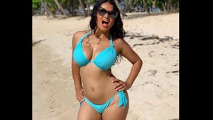 Hollywoodsku hviezdu netrápi vek, hrdo vystavuje na obdiv ženské krivky