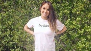 Povedali by ste, že táto žena porodila štvorčatá? Keď nadvihne tričko, zistíte TO hneď!