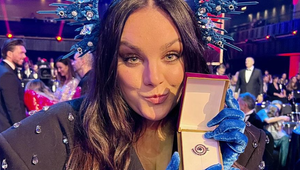 Zlatých slávikov už rozdali, o rozruch sa postarala Farna - šaty alebo karnevalový kostým?!