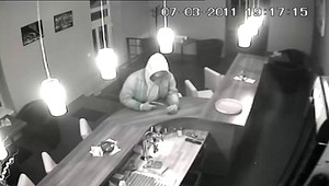 Toto je prepad! Vrieskal lupič na pracovníčku herne