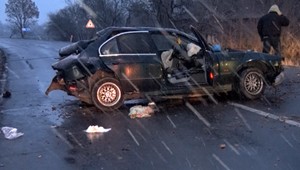 Riskantné predbiehanie skončilo vážnou nehodou. V aute sedeli štyria mladíci