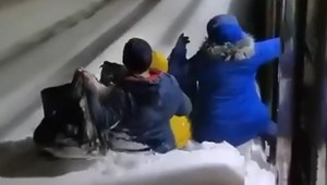 Cestujúci vystúpili z vlaku a ROVNO zapadli!