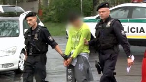 Školák (15) prišiel v noci do domu 81-ročnej ženy. Chcel od nej intímny styk