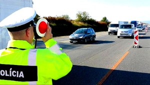 Telefóny za volant nepatria. Pokuty zvýšili o 100 percent